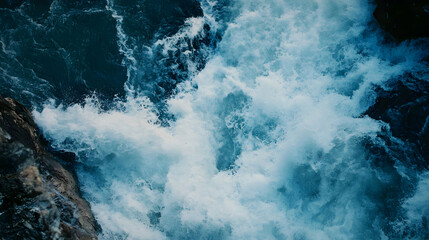 Obraz premium Stunning View of Powerful Ocean Waves Crashing on Rocky Coast