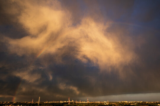 夕陽に輝く断片雲と虹