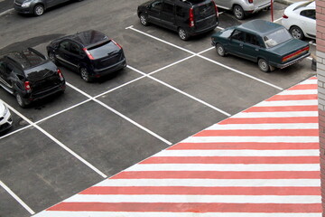 Parking in front of a residential building with a place for emergency stopping.