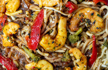 gros plan Pad thaï crevettes - poivrons, légumes et nouilles - studio photographie