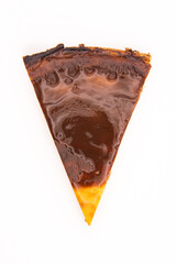 Part de flan isolée en forme de triangle vue de dessus, sur fond blanc