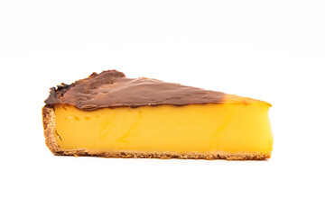 Part de flan coupée vue de côté sur fond blanc