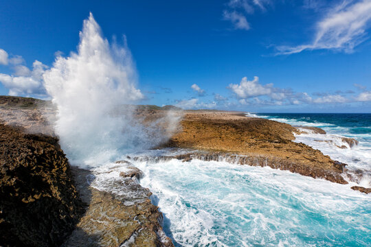 Fototapeta Waves crashing into Boka Pistol bay, Shete Boka National Park, Curacao