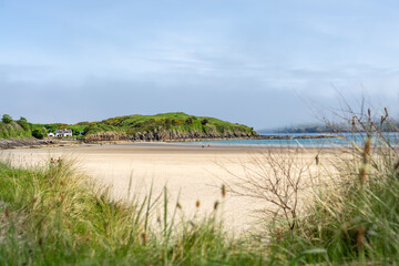 Weitläufiger Marble Hill Strand mit Dünen und Haus in Irland