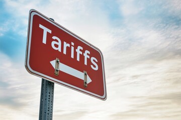 Obraz premium New road sign indicating tariffs against a clear sky in the United States