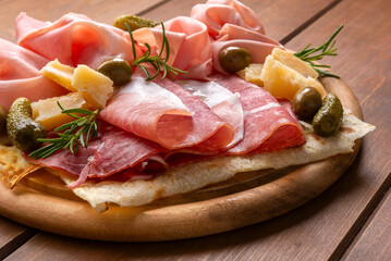 Tagliere di salumi e formaggio italiano, antipasti misti di terra 