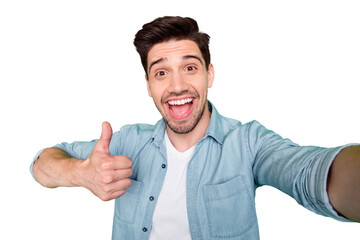 Photo of cheerful positive attractive ecstatic man at leisure showing you thumb up leaving feedback excellent shouting isolated over green vivid color background