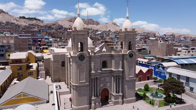 Vista a&eacute;rea de la iglesia de Moquegua, Per&uacute; en un d&iacute;a soleado