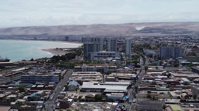 Vista a&eacute;rea de la ciudad de Arica, Chile con edificios de fondo
