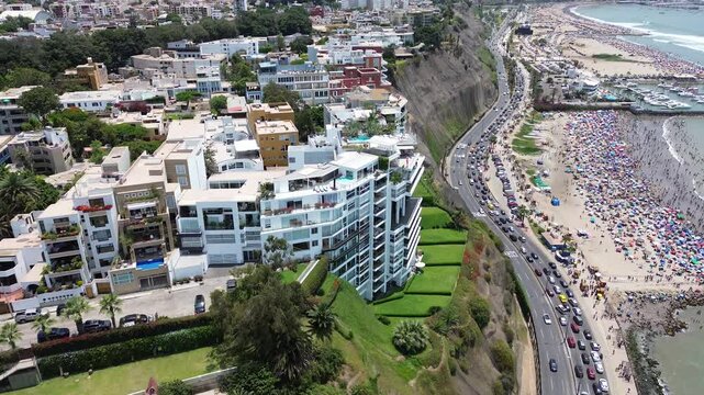 Vista a&eacute;rea de la costa verde en la ciudad de Lima, Per&uacute; en verano