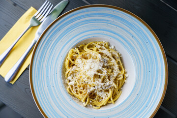 Traditional Italian cacio e pepe pasta