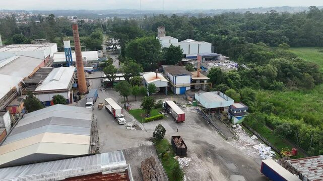 V&iacute;deo com vis&atilde;o a&eacute;rea de uma ind&uacute;stria de papel, mostrando f&aacute;bricas, maquin&aacute;rio, grandes estruturas e produ&ccedil;&atilde;o em andamento, capturando a escala e a din&acirc;mica do setor papel e celulose