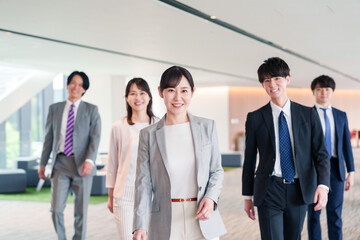 強い女性リーダーのもとで働くビジネスパーソン
