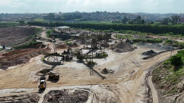 Vis&atilde;o a&eacute;rea equipamentos industriais em opera&ccedil;&atilde;o em uma mineradora no Brasil, com destaque para estruturas met&aacute;licas, caminh&otilde;es e m&aacute;quinas pesadas em &aacute;rea de extra&ccedil;&atilde;o mineral