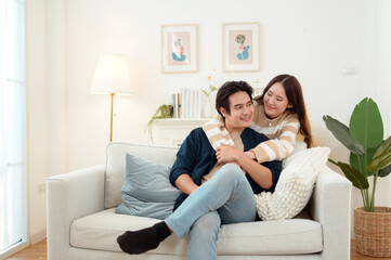 Obraz premium Couple Enjoying Quality Time Together in a Cozy Living Room Setting