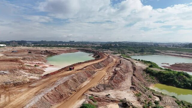 V&iacute;deo 4K com drone mostra caminh&atilde;o em opera&ccedil;&atilde;o dentro de uma ind&uacute;stria mineradora, destacando transporte de min&eacute;rio, atividade pesada e a paisagem industrial em &aacute;rea de extra&ccedil;&atilde;o no Brasil