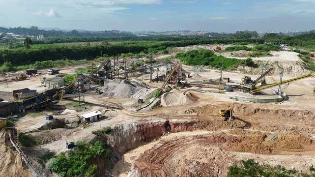 Imagens a&eacute;reas em 4K mostram opera&ccedil;&atilde;o intensa em ind&uacute;stria mineradora brasileira, com m&aacute;quinas em atividade, transporte de carga e cen&aacute;rio industrial de grande escala e produtividade