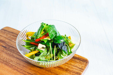 三つ葉とねぎとチーズのチョレギ風サラダ