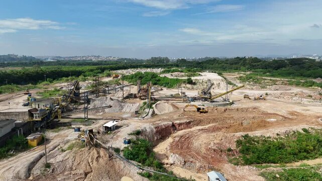 V&iacute;deo 4K captado por drone revela vis&atilde;o a&eacute;rea de uma ind&uacute;stria mineradora em plena opera&ccedil;&atilde;o, destacando escavadeiras, caminh&otilde;es e a paisagem modificada pela extra&ccedil;&atilde;o mineral