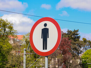 Round road sign, with a red rim, depicting a little man