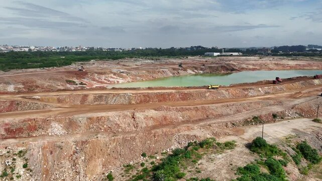 Caminh&otilde;es pesados trabalhando em uma mineradora, transportando min&eacute;rio. A imagem captura o processo de extra&ccedil;&atilde;o mineral com grandes ve&iacute;culos industriais em plena opera&ccedil;&atilde;o na minera&ccedil;&atilde;o a c&eacute;u aberto