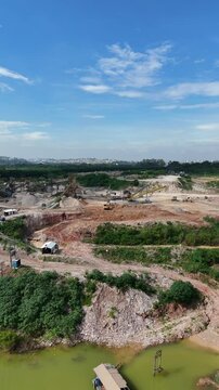 v&iacute;deo 4k com drone mostra atividade constante em mineradora, com m&aacute;quinas operando, esteiras em movimento e intensa produ&ccedil;&atilde;o industrial no setor de extra&ccedil;&atilde;o mineral