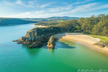 Obraz premium Stunning view of Camel Rock formation at Wallaga Lake in New South Wales during a sunny day, Beach and Camel Rock formation in Wallaga Lake NSW Australia Aerial view