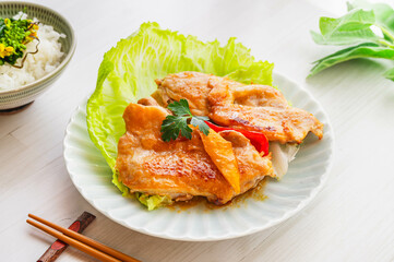 みそ味でこんがり焼いたチキンステーキ