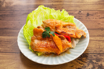 みそ味でこんがり焼いたチキンステーキ
