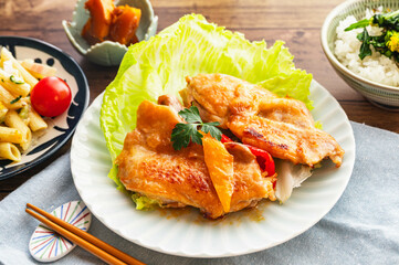 みそ味でこんがり焼いたチキンステーキ