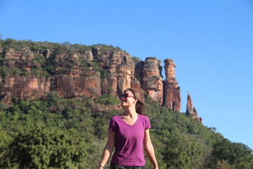 mulher na serra do roncador em barra do garças, mato grosso 