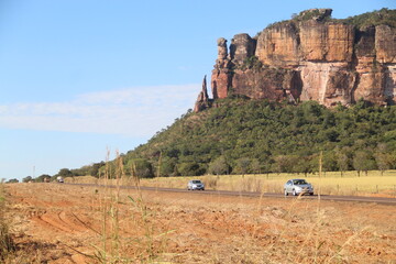 estrada na serra do roncador em barra do garças, mato grosso 