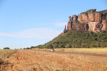 estrada na serra do roncador em barra do garças, mato grosso 