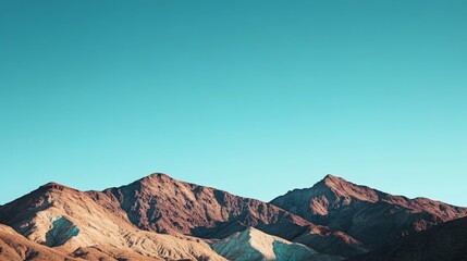 Naklejka premium Majestic mountain peaks under clear blue sky during daytime