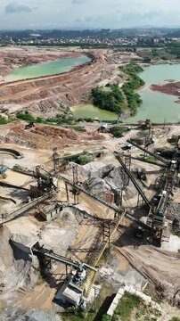 Complexo industrial de minera&ccedil;&atilde;o visto de cima, com esteiras, britadores e escavadeiras em opera&ccedil;&atilde;o na produ&ccedil;&atilde;o e processamento de areia, brita e rochas em ambiente a c&eacute;u aberto