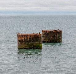 Naklejka premium Two concrete blocks are floating in the ocean