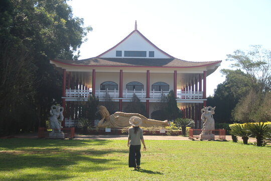mulher no templo budista de foz do igua&ccedil;u, paran&aacute; 