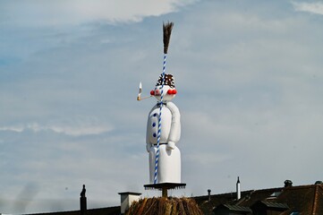 Züricher Frühlingsfest Sechseläuten Sächsilüüte; Anzünden eines Schneemanns auf einem...