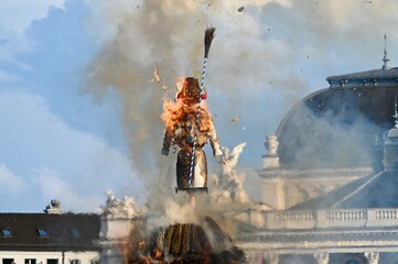Züricher Frühlingsfest Sechseläuten Sächsilüüte; Anzünden eines Schneemanns auf einem Scheiterhaufen, um den Winter auszutreiben und den Frühling zu begrüßen