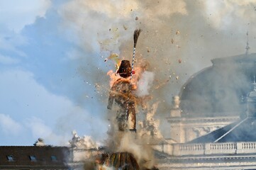 Züricher Frühlingsfest Sechseläuten Sächsilüüte; Anzünden eines Schneemanns auf einem Scheiterhaufen, um den Winter auszutreiben und den Frühling zu begrüßen