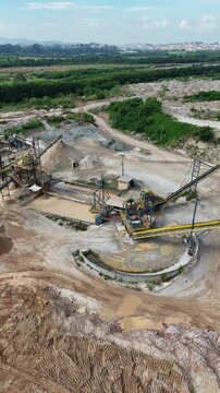 &Aacute;rea extensa de minera&ccedil;&atilde;o com maquin&aacute;rio pesado em opera&ccedil;&atilde;o. Extra&ccedil;&atilde;o mineral em cen&aacute;rio &aacute;rido com caminh&otilde;es e escavadeiras