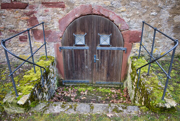 Holztor das zu einem kellergewölbe führt