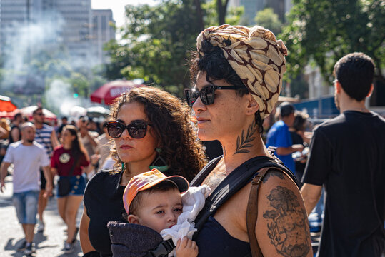 Casual candid of lesbian couple with baby on Avenida Paulista, S&atilde;o Paulo