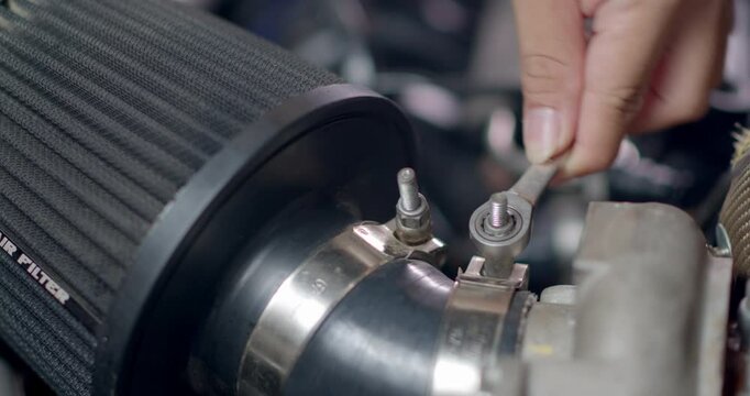 Remove the car air filter to clean it.Unscrew the nuts holding the air filter pipe before removing the filter.