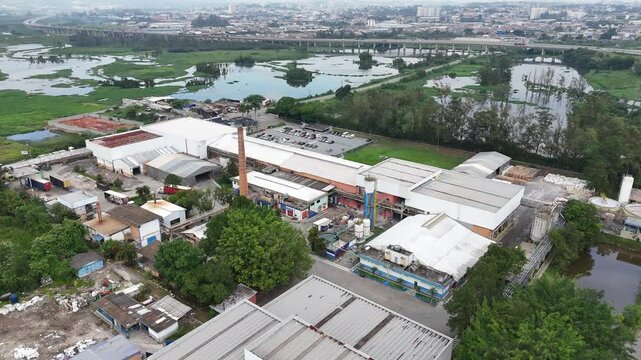 V&iacute;deo com vis&atilde;o a&eacute;rea de uma grande ind&uacute;stria de papel em opera&ccedil;&atilde;o, mostrando estruturas, galp&otilde;es e &aacute;reas de produ&ccedil;&atilde;o. Imagem mostra a dimens&atilde;o e a atividade industrial do setor de papel e celulose