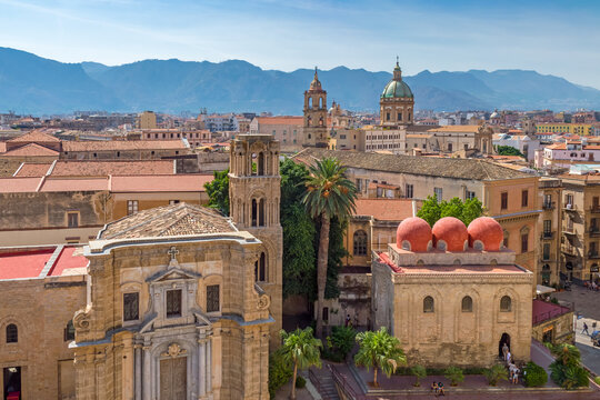 Fototapeta A cityscape of Palermo, featuring the unique blend of Arab-Norman architecture and Italian heritage in the capital of Sicily.