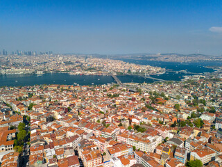 Obraz premium ISTANBUL Stunning Aerial View of Cityscape on a Sunny Day. High-angle, panoramic shot of Istanbul, Turkiye. Fatih, Halic, Bosphorus, Eminonu, Galata, Sultanahmet, Golden Horn, 15th of July Bridge tour