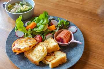 フレンチトーストと彩りサラダ朝食プレート