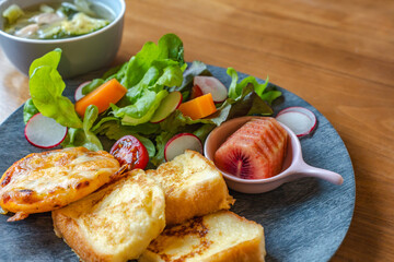フレンチトーストと彩りサラダ朝食プレート