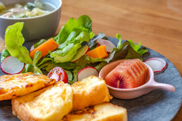 フレンチトーストと彩りサラダ朝食プレート